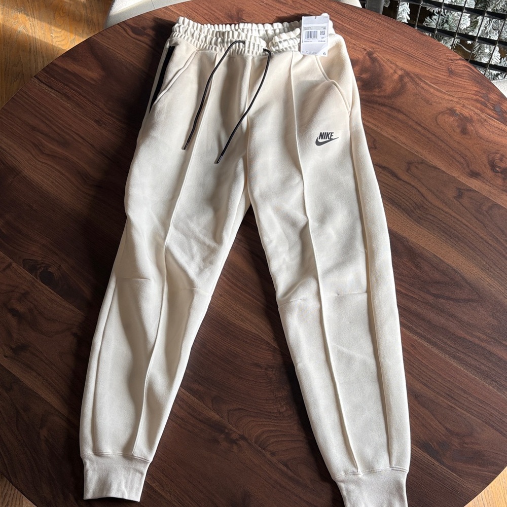 Nike Tech Women’s Joggers XS

100% authentic brand new with tags